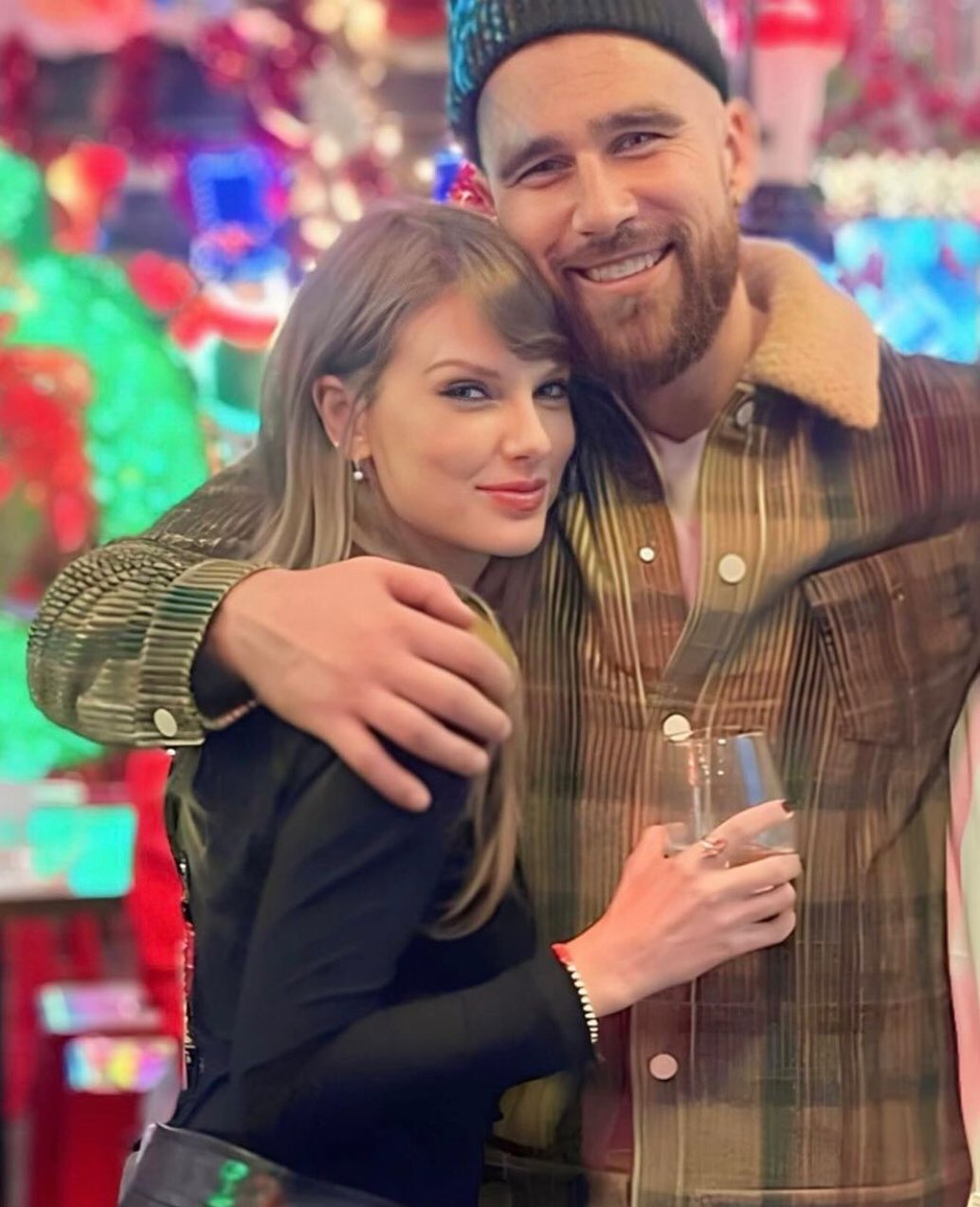 "Travis Kelce’s Classy Move: Staying Out of the Spotlight to Protect Taylor Swift’s Privacy"