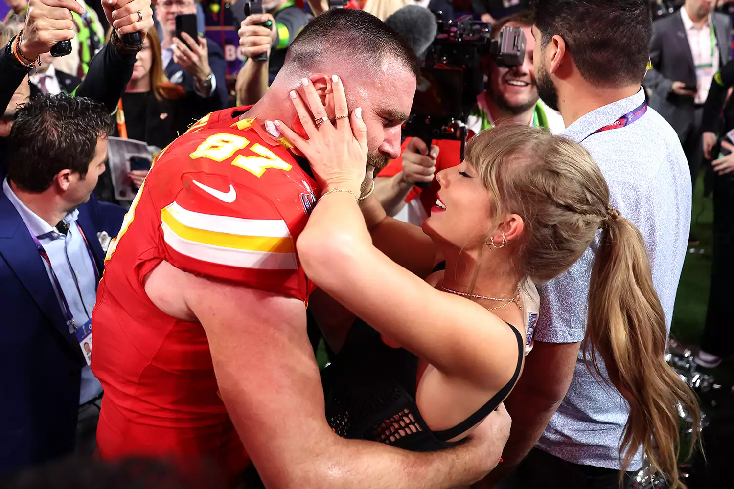 Taylor Swift subtly REACTS to boyfriend Travis Kelce being named the NFL’s No. 1 tight end…